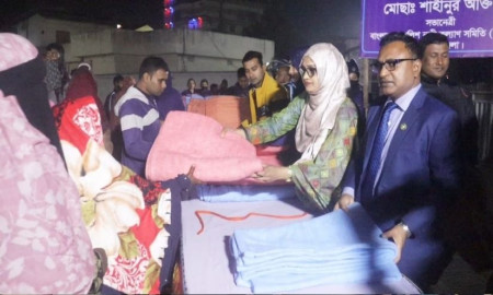 পঞ্চগড়ে শীতার্তদের পাশে পুলিশ নারী কল্যাণ সমিতির কম্বল বিতরণ