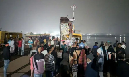 মাঝনদীতে ফেরি থেকে ট্রাকসহ ৫ যানবাহন পানিতে, নিখোঁজ এক