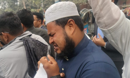 ওসমান হাদির কবরে আজও মানুষের ঢল, অশ্রুসিক্ত নয়নে করছেন দোয়া