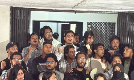 ঢাবিতে শেখ পরিবারের নামে ৫ স্থাপনার নাম পরিবর্তনের দাবিতে ভিসি অফিস ঘেরাও