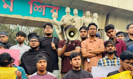 আয়েশা ও দিপু হত্যার প্রতিবাদে জগন্নাথ হলের শিক্ষার্থীদের মৌন মিছিল