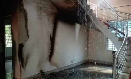 গোপালগঞ্জে আওয়ামী লীগ নেতার বাড়িতে অগ্নিসংযোগ