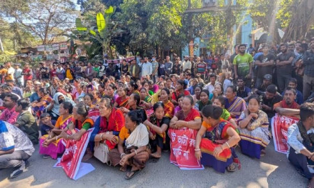 ইটভাটা মালিক-শ্রমিকদের অনশন-সড়ক অবরোধ, ভোগান্তি চরমে