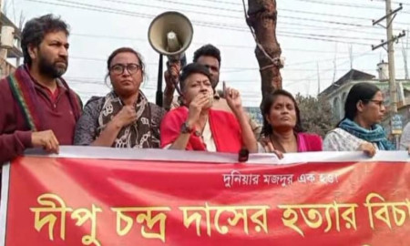 ভালুকায় দিপু হত্যার প্রতিবাদে কারখানার সামনে গার্মেন্ট শ্রমিকদের বিক্ষোভ