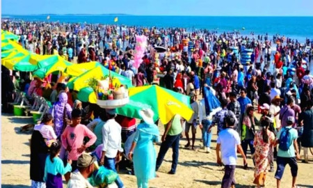 পর্যটকের পদচারণায় মুখর কক্সবাজার, রুম সংকটে ভোগান্তি