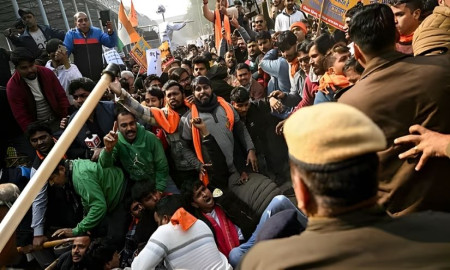 দিল্লিতে বাংলাদেশ হাইকমিশনের সামনে বিশৃঙ্খলা, পুলিশের লাঠিচার্জ