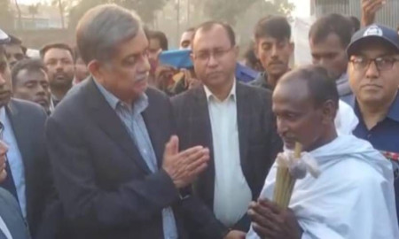 আগুনে পুড়িয়ে হত্যা সেই দীপু দাসের বাড়িতে শিক্ষা উপদেষ্টা, বিচারের আশ্বাস