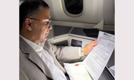 বিমানে বসে দেশে ফেরার ছবি পোস্ট করে যা লিখলেন তারেক রহমান