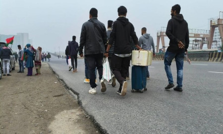 সড়কে নেই গাড়ি, হেঁটেই গন্তব্যে যাচ্ছেন মানুষজন