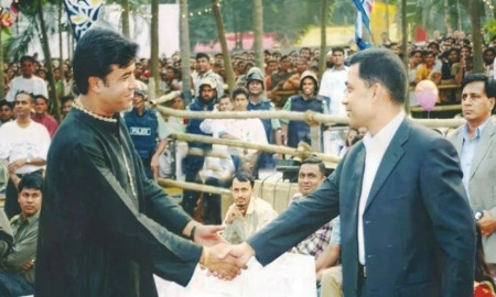 হঠাৎ আলোচনায় তারেক রহমান নায়ক মান্নার হ্যান্ডশেক