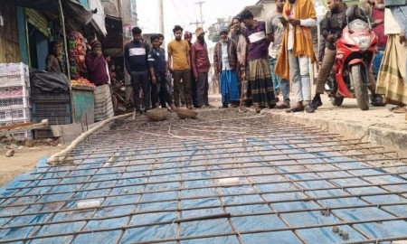 রাস্তা নির্মাণে নিম্নমানের সামগ্রী ব্যবহার করায় কাজ বন্ধ করল এলাকাবাসী