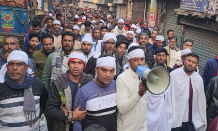 যশোর-৫ আসনে বিএনপির প্রার্থী পরিবর্তন, কাফনের কাপড় বেঁধে বিক্ষোভ মিছিল