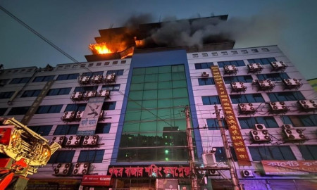 গুলিস্তানে শপিং কমপ্লেক্সে ভয়াবহ আগুন