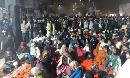 তীব্র শীতেও শাহবাগে অবস্থান ইনকিলাব মঞ্চ নেতাকর্মীদের