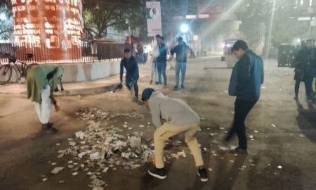 অবরোধ কর্মসূচিতে হওয়া আবর্জনা পরিষ্কার করলেন ইনকিলাব মঞ্চ নেতাকর্মীরা