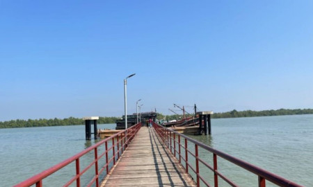 ৯ মাস বন্ধে রাজস্ব ঘাটতি ৩০০ কোটি, চোরাচালানে বিপদে শ্রমিক-ব্যবসায়ীরা