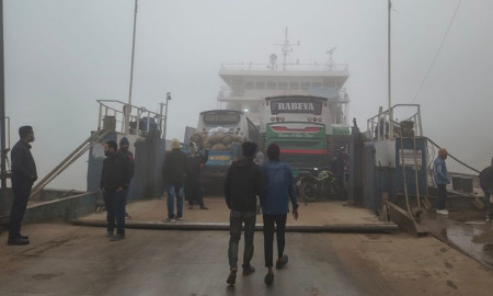 ১২ ঘণ্টায়ও স্বাভাবিক হয়নি দৌলতদিয়া-পাটুরিয়া নৌরুটের ফেরি চলাচল