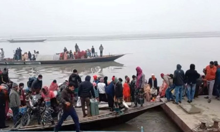 ঘন কুয়াশায় যমুনায় দিক হারাল বর-কনেসহ ৪৭ যাত্রীর নৌকা