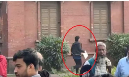 ঢাবি ভর্তি পরীক্ষা শুরুর পরও কেন্দ্রে ঢুকছেন অনেক ভর্তিচ্ছু