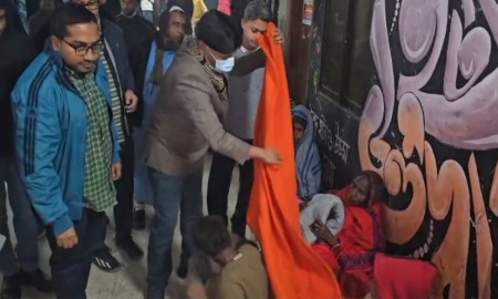 তীব্র শীতে জুবুথুবু, ছিন্নমূলের পাশে কম্বল নিয়ে হাজির ডিসি