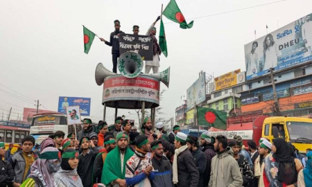 শহীদ হাদির বিচারের দাবিতে ঢাকা-বরিশাল মহাসড়ক অবরোধ