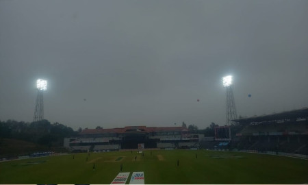 দুপুর গড়িয়েও নেই সূর্যের আলো, ফ্লাডলাইটে চলছে খেলা