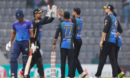 ফাহিম আশরাফের ফাইফারে একশ ছুঁই পুঁজি চট্টগ্রামের