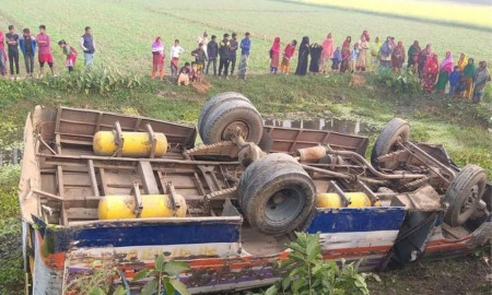 শ্রমিকবাহী বাস উল্টে একজন নিহত