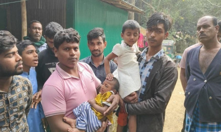 অসুস্থ হওয়ায় দুই শিশুকে রাস্তায় ফেলে গেলেন মা-বাবা