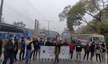 ওসমান হাদি হত্যার বিচারের দাবিতে গবি শিক্ষার্থীদের ঢাকা-আরিচা মহাসড়ক অবরোধ