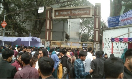 জকসুতে ভোট দিতে লাইনে শিক্ষার্থীরা, জরুরি সিন্ডিকেট সভায় প্রশাসন
