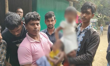 নির্জন সড়কে কনকনে শীতে একে অন্যকে জড়িয়ে বসে ছিল শিশু দুটি