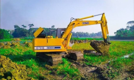 ভেকু উল্টে পুকুরে পড়ে চালকের মৃত্যু