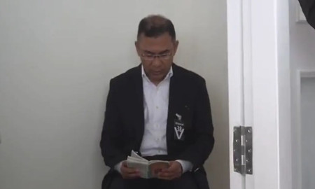 মায়ের কফিনের পাশে কোরআন তেলাওয়াত করছেন তারেক রহমান