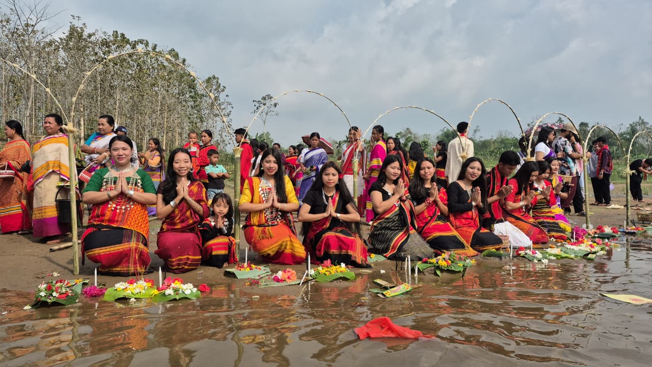 ফুল, প্রার্থনা ও ঐতিহ্যে পাহাড়ে ত্রিপুরাদের উৎসব বর্ণিল ‘হারি বৈসু’ শুরু