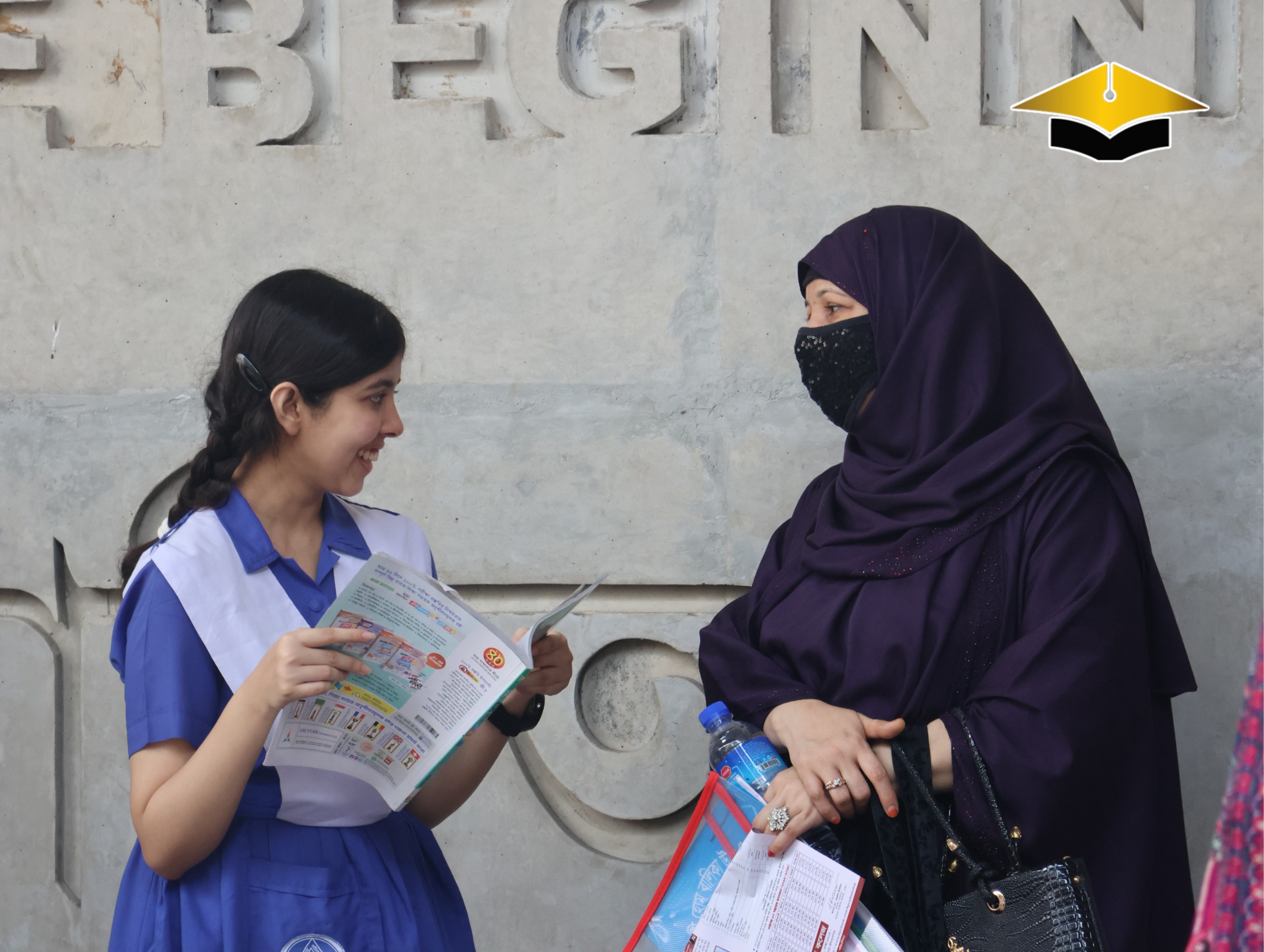 মায়ের সঙ্গে পরীক্ষা কেন্দ্রের সামনে এসএসসি পরীক্ষার্থী