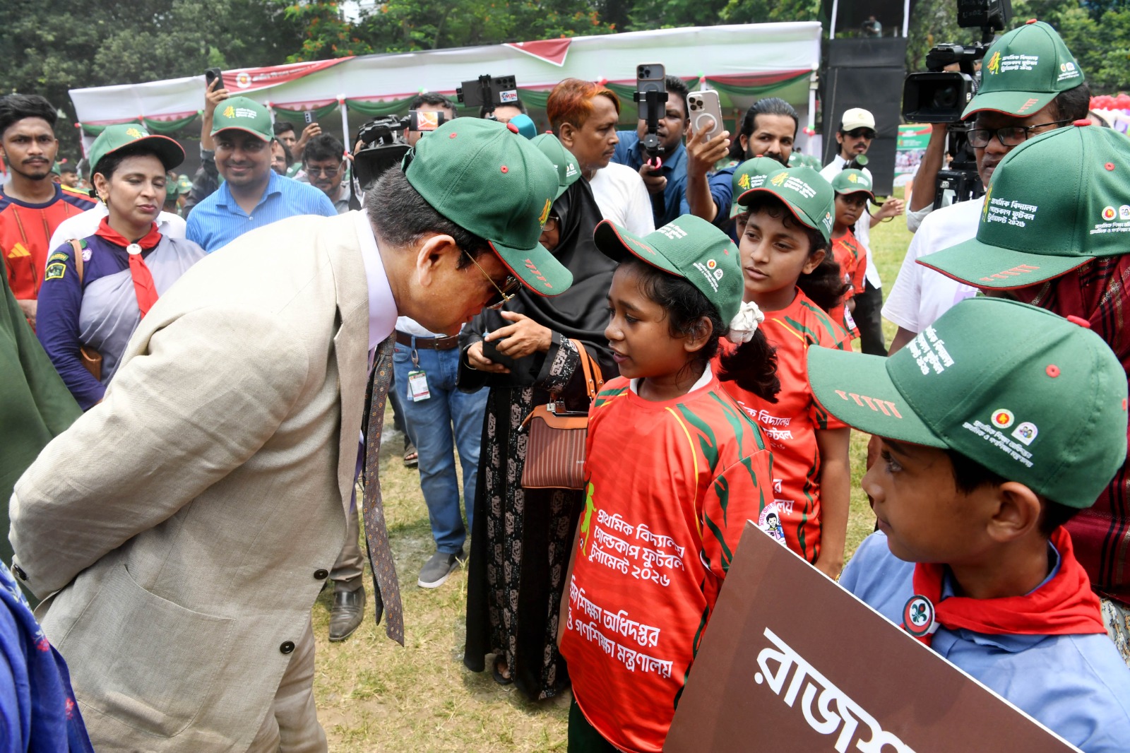ক্রীড়ামোদী শিশুদের সঙ্গে শিক্ষা এবং প্রাথমিক ও গণশিক্ষা মন্ত্রী ড. আ ন ম এহছানুল হক মিলন 