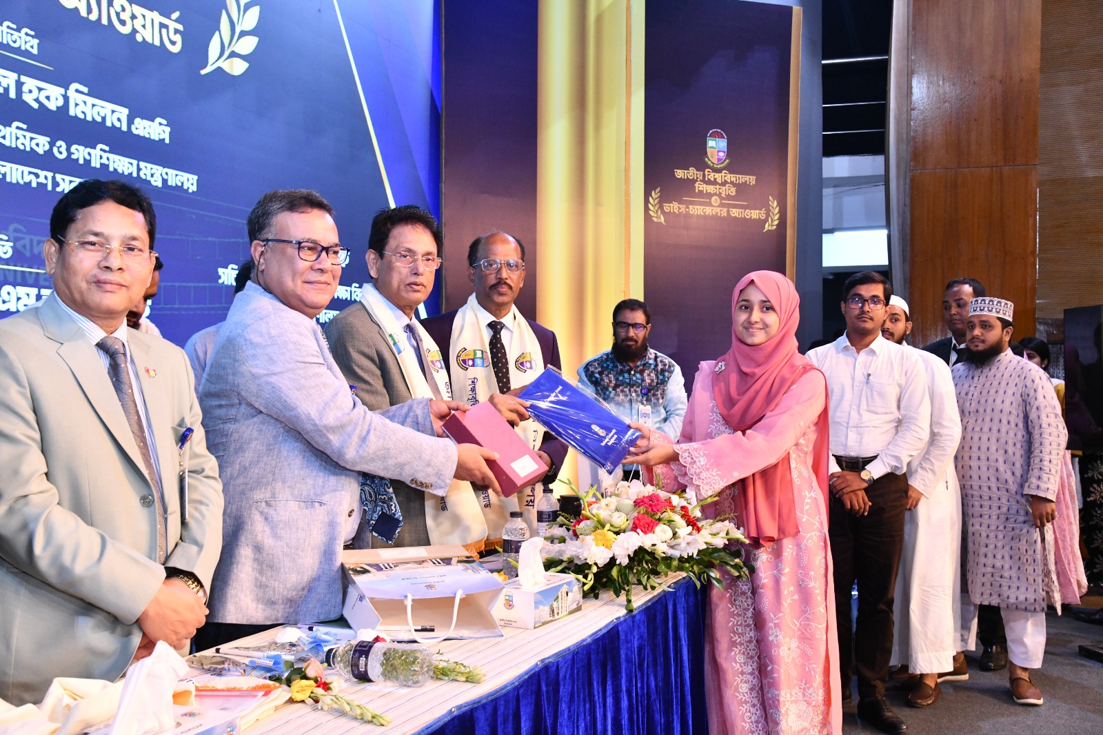 জাতীয় বিশ্ববিদ্যালয় শিক্ষাবৃত্তি ও ভাইস চ্যান্সেলর অ্যাওয়ার্ড প্রদান অনুষ্ঠান