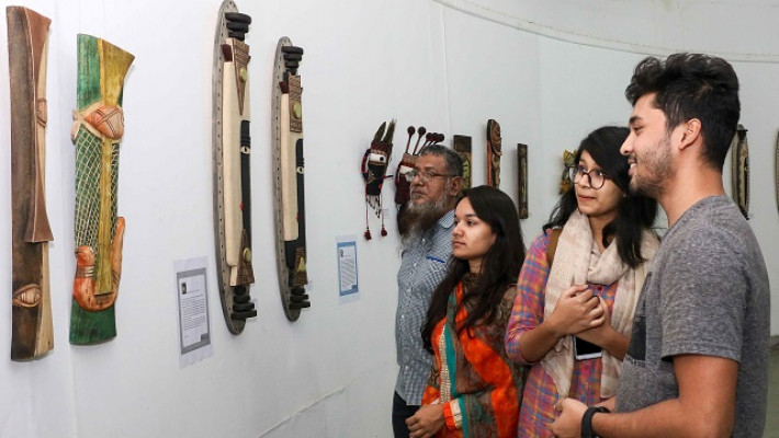 জয়নুল গ্যালারিতে বিহাইন্ড দ্য মাস্কস প্রদর্শনী চলছে