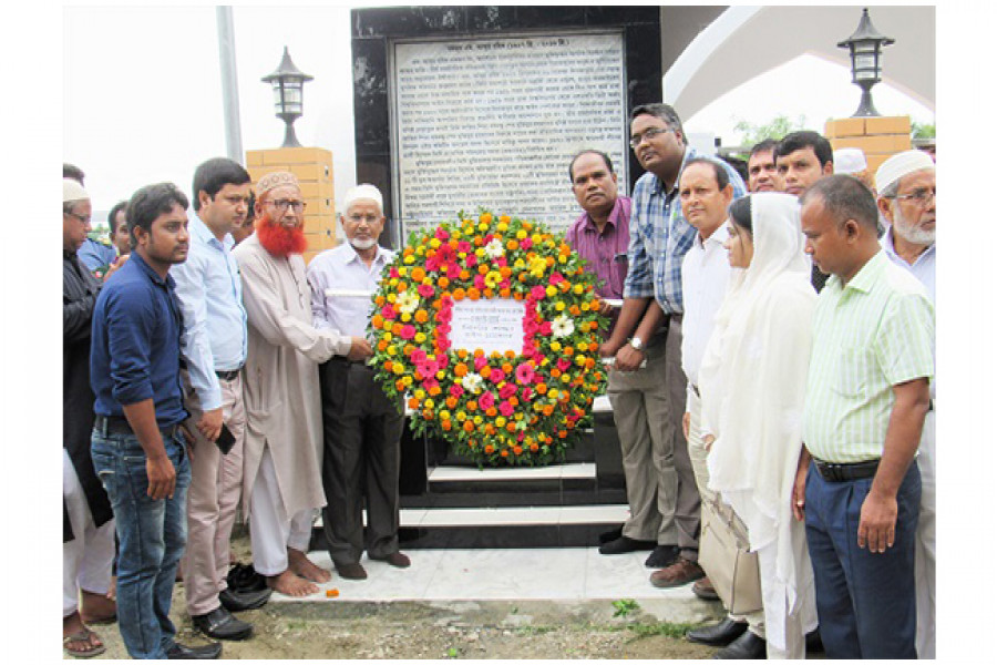 প্রয়াত জননেতা আব্দুর রহিমের সমাধিতে হাবিপ্রবি উপাচার্যের শ্রদ্ধা