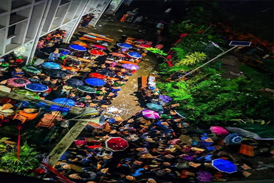 বৃষ্টিও থামাতে পারেনি বিক্ষুব্ধ শিক্ষার্থীদের, চলছে আন্দোলন