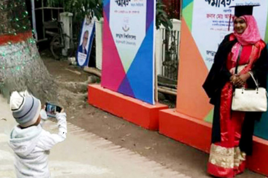 গ্র্যাজুয়েট মায়ের ছবি তুলছে ছেলে