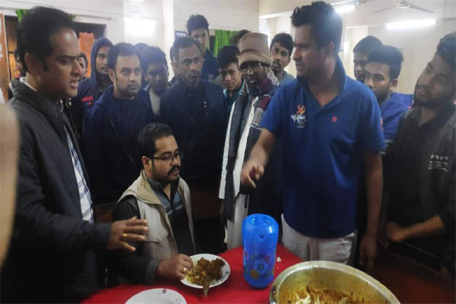 ঢাবির ক্যান্টিন মালিককে খাওয়ানো হল পচা মাংস