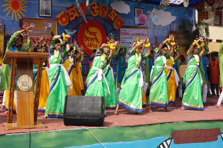 ঋতুরাজের আগমনে লক্ষীপুর সরকারি কলেজ ক্যাম্পাসে উৎসব