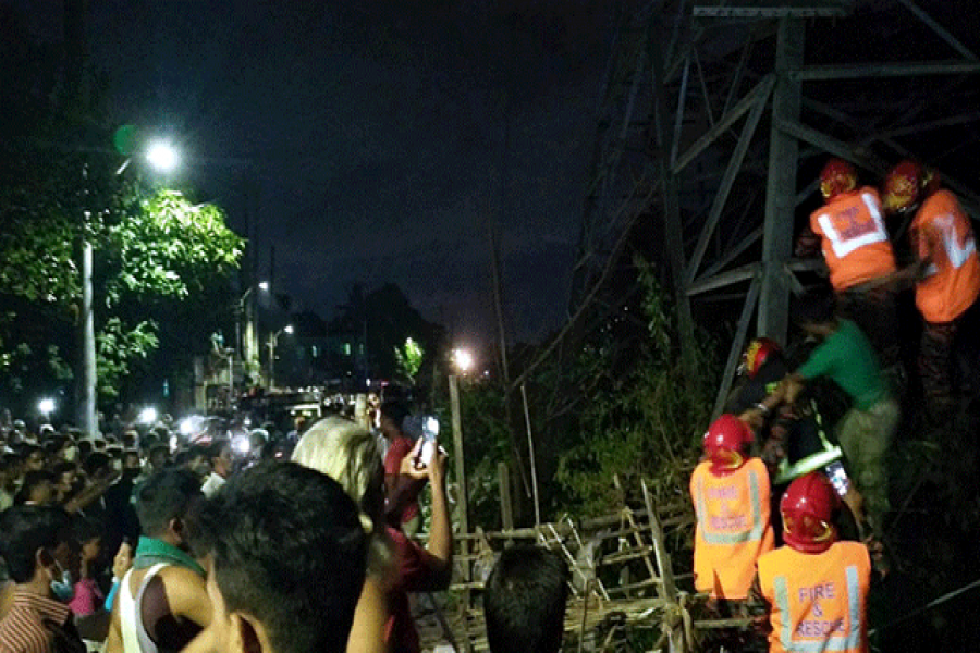 প্রেমিকাকে বিয়ের দাবিতে ১৭০ ফুট বিদ্যুতের টাওয়ারে প্রেমিক!