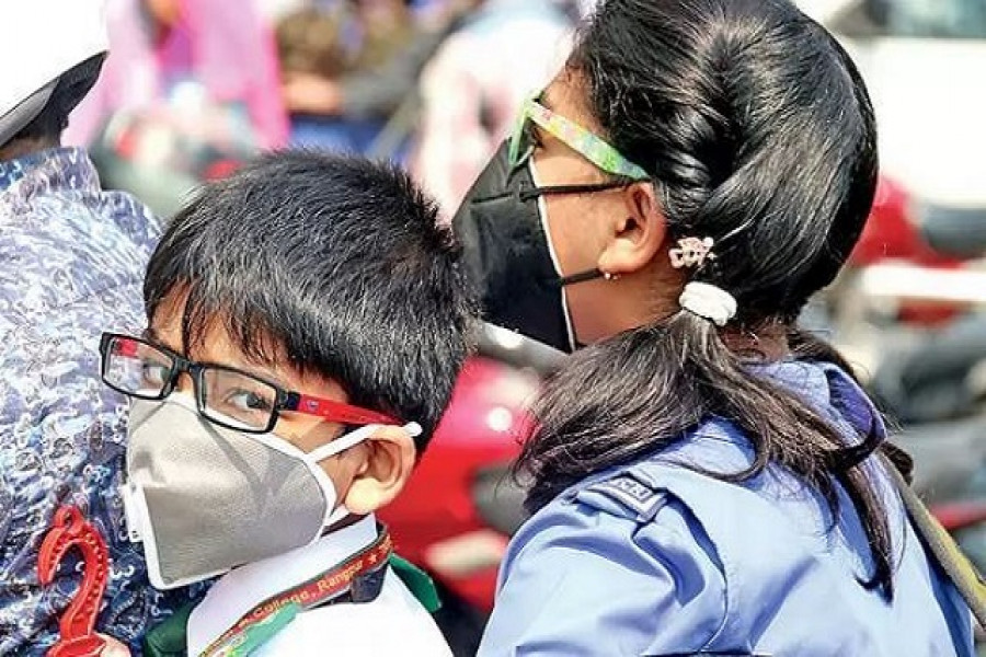 টিউশন ফি: মোবাইলে খুদে বার্তা পাঠিয়ে অভিভাবকদের হুমকি