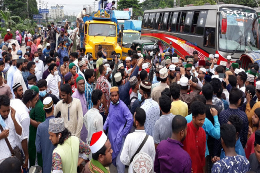 আল্লামা শফীর কটূক্তিকারী আলাউদ্দিনের মুক্তির দাবিতে সড়ক অবরোধ