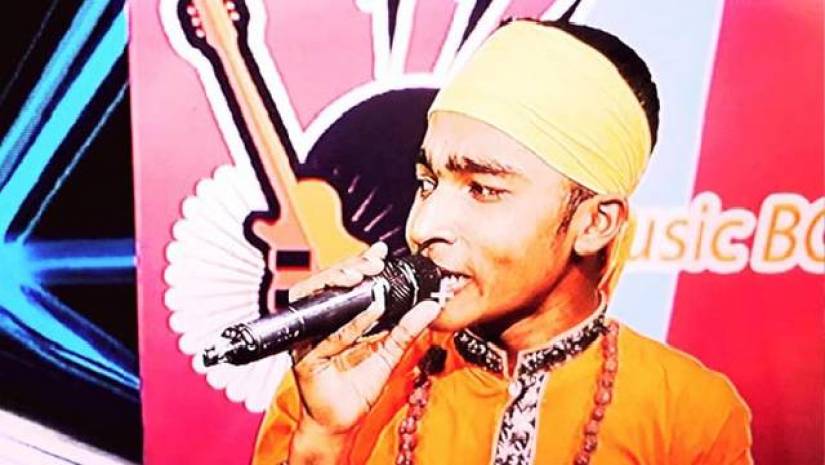 গানের পয়সায় পড়াশোনা করছেন স্কুলছাত্র ওয়ালিদ