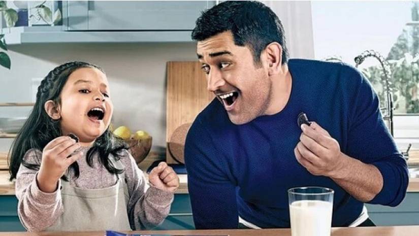 ৫ বছরেই বাবা ধোনির সঙ্গে বিজ্ঞাপনে খুনসুটি জিভার (ভিডিও)