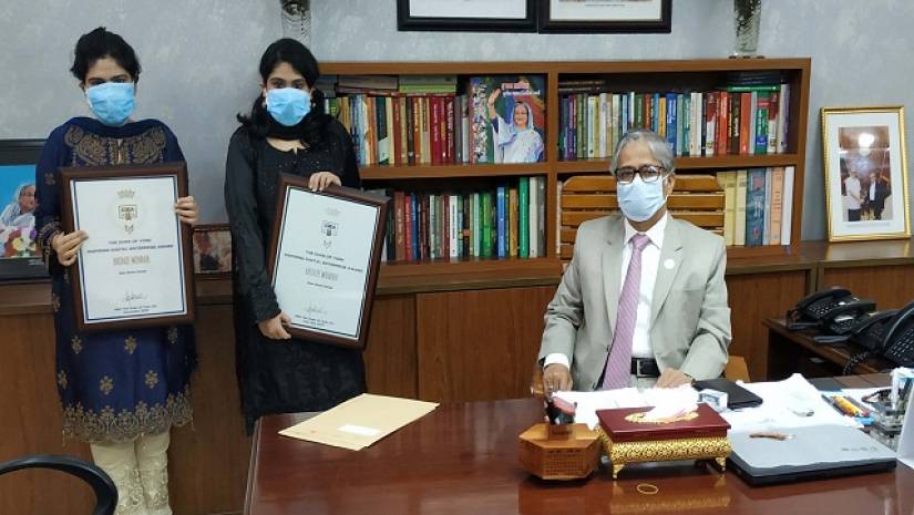 যুক্তরাজ্য থেকে পদক অর্জন ঢাবি পড়ুয়া দুই যমজ বোনের